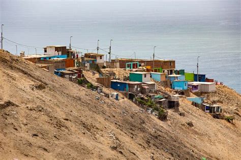 Vista De Los Barrios Marginales De Lima Desde El Monte Morro Solar