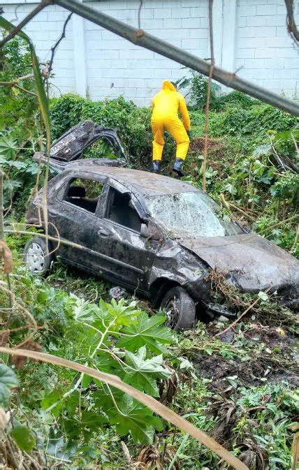 Motorista Perde O Controle Da Dire O E Carro Cai Em Val O Na Reta Do