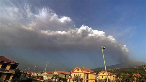 Etna Yanardağı ndaki volkanik patlama nedeniyle Katanya Havaalanı nda