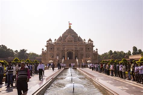 Flag Hoisting at Swaminarayan Akshardham on HH Pramukh Swami Maharaj’s ...