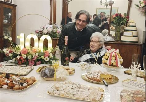 Reggio Calabria La Signora Carmela Mafrica Compie 100 Anni E Riceve La