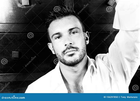 Retrato De Un Hombre De Buen Aspecto Con Barba Y Camisa Abierta Mirando