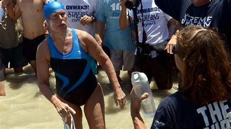 La Nadadora De A Os Diana Nyad Logra La Haza A De Nadar Entre La