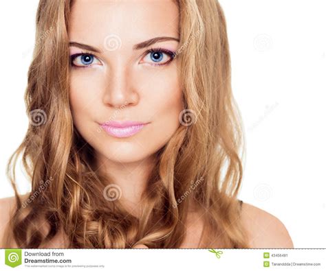 Une Belle Jeune Femme Avec Un Rose Composent Et De Longs Poils Bouclés Image Stock Image Du