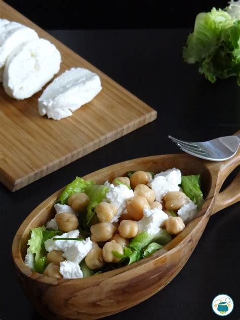 Insalata Di Ceci Veloce Con Formaggio Fresco E Lattuga