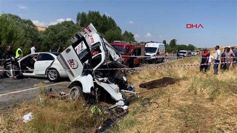 Yozgat ta feci kaza Hafif ticari araçla otomobilin çarpıştığı kazada 3