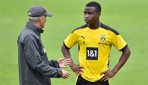 Bvb Juwel Youssoufa Moukoko Muss Vor Bundesliga Deb T Aus Internat