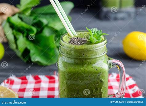 Smoothie Verde Sano De La Espinaca En Una Taza Del Tarro Adornada Con