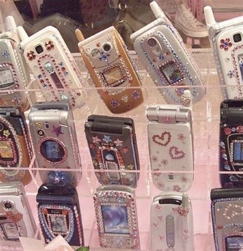 Pin By Laura Mielewczyk On Gilmore Girls Flip Phone Aesthetic Flip Phones Retro Phone