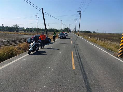 【影】屏東小客車自撞電線桿又衝農田 車頭嚴重損毀 警到場竟發現駕駛不見了 中天新聞網