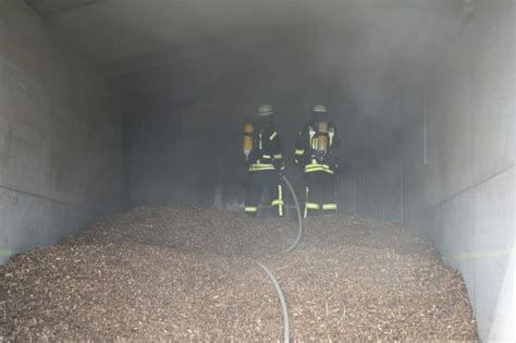 Bleckede Feuer In Hackschnitzelbunker Feuerwehr Bleckede