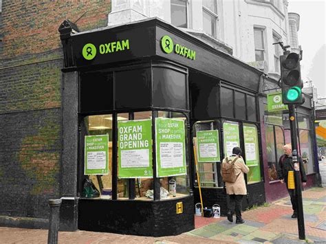 Bus E8 Route Guide: Travel from Ealing Broadway to Hounslow 25