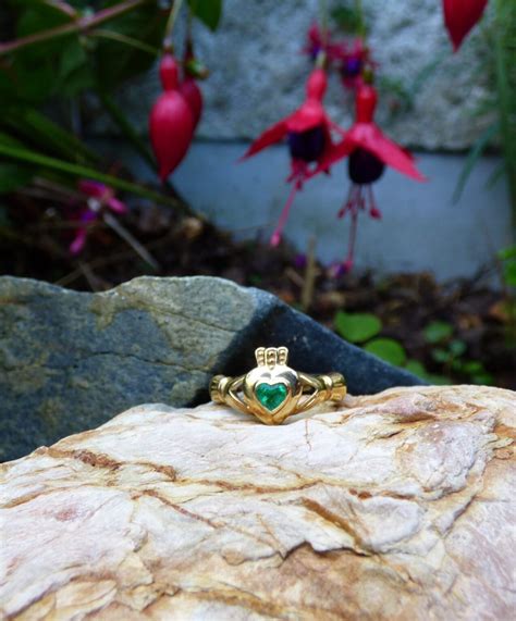 Emerald Claddagh Ring in 14K Gold – Lapis