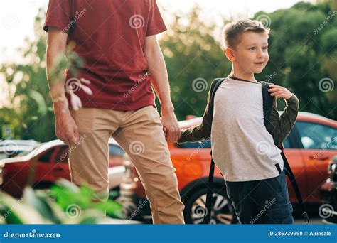 Feliz Pai E Filho Indo Para As Aulas Pais Levam O Menino Para A Escola