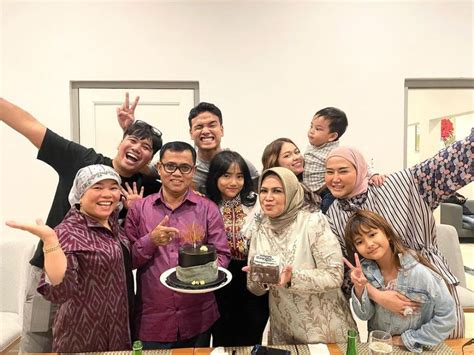 Potret Rebecca Klopper Dengan Keluarga Fadly Faisal