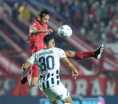 Partido para el olvido El Bicho picó tres veces y Talleres fue goleado