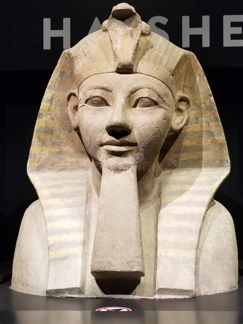 La Estatua De Hatshepsut Del Faraón En El Templo Conmemorativo De