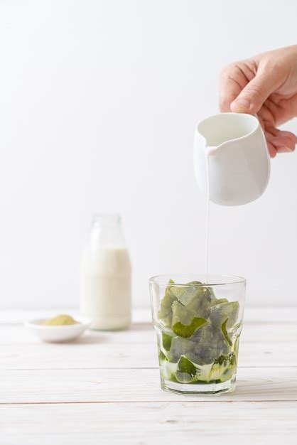 Cubo De Hielo De T Verde Matcha Con Leche Foto Premium