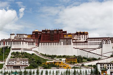 potala uimitorul palat al lui dalai  cu peste  de incaperi
