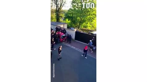 Neymar Casse Toi Des Supporters Du PSG Manifestent Juste Devant