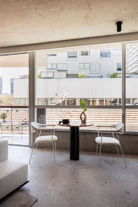 Fotos: Metal, madeira e até couro ditam minimalismo elegante de apê de