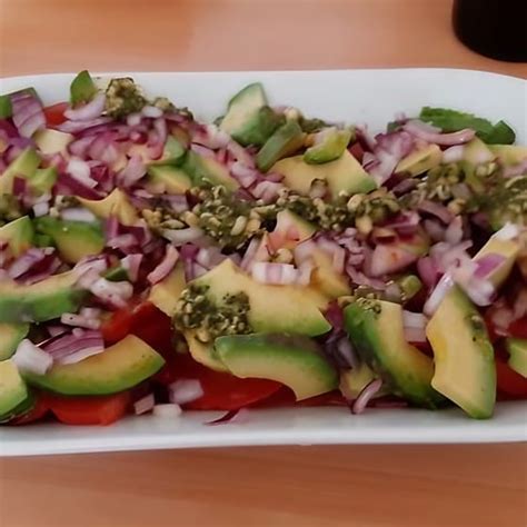 Tomaten Avocadosalade Met Pesto En Rode Ui Jumbo