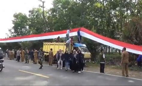 Hut Ke Ri Warga Di Jember Bentangkan Bendera Merah Putih Sepanjang