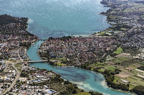 Konstanz von oben Stadtansicht am Ufer des Flußverlaufes des Rhein in