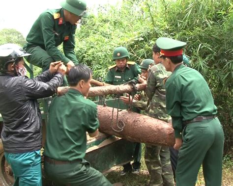 Đào được quả bom 225kg người dân mang về nhà cất giấu Xã hội ZNEWS VN