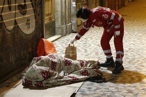 Morto un altro senza tetto a Roma Dieci vittime in tre mesi perché