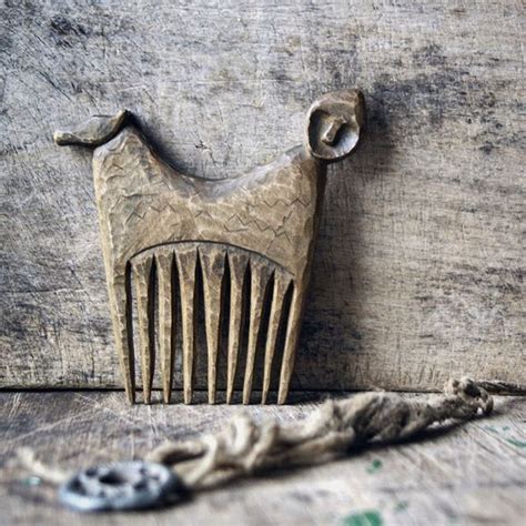 Реплика древнего костяного гребня археологического артефакта со ...