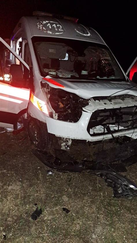 Hasta taşıyan ambulans ile otomobil kaza yaptı 2 yaralı