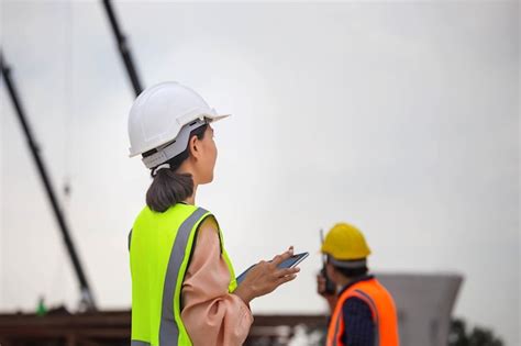 Engenheira E Capataz Verificando Projeto No Canteiro De Obras