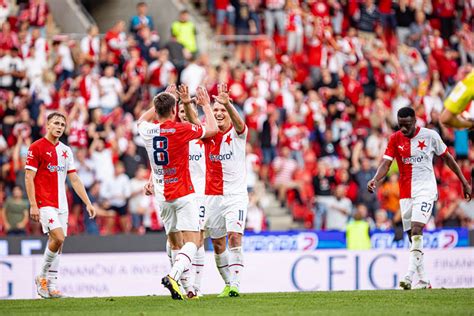 Další kanonáda Slavia nasázela Dynamu šest branek a je zpátky v čele