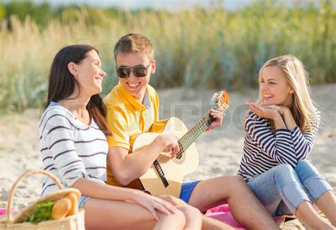 Gruppe Von Freunden Spa Am Strand Stock Bild Colourbox