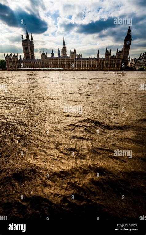 Gran angular vista del palacio de Westminster y el Río Támesis con