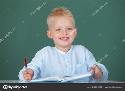 Estudiante Escolar Aprende Lección Sentado Escritorio Estudiando Niño