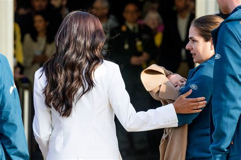 Galerie Foto Meghan Markle criticată din nou după ce tatăl ei a ajuns