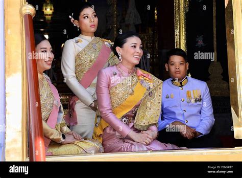 El Rey De Tailandia Maha Vajiralongkorn De Izquierda La Hija Princesa