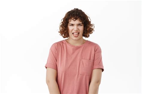 La Mujer Muestra La Lengua Y Se Encoge De Disgusto Disgustada Por Algo