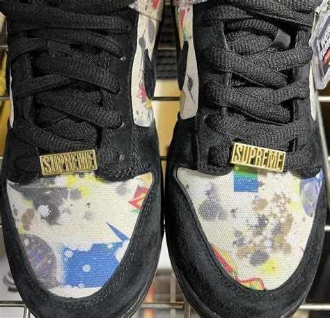 Supreme与nike Skateboarding再次合作，推出联名款sb Dunk Low Rammellzee”鞋履。 华丽通