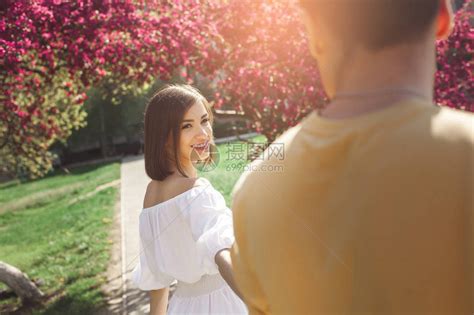 有魅力的年轻人在公园散步漂亮的情侣在一起女人和男人相爱女孩在户外高清图片下载 正版图片505821097 摄图网