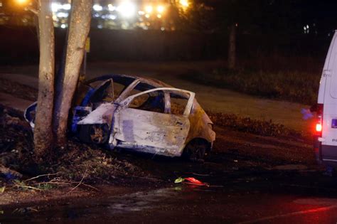 U As Kod Aerodroma Automobil Sleteo Sa Puta Udario U Drvo I Buknuo