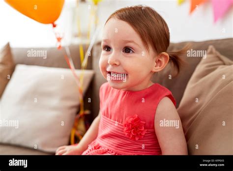 Niña feliz en la fiesta de cumpleaños en casa Fotografía de stock Alamy