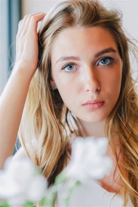 Jolie Jeune Femme En Café Grunge Fille Dans Un Café Dans Un Chemisier