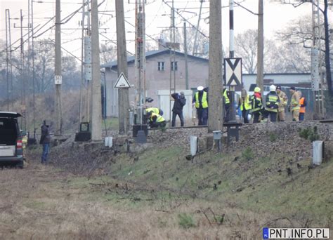 38 latka rzuciła się pod pociąg Koło torów było 3 miesięczne dziecko