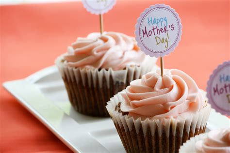 Edible Moments: Mothers Day Cupcakes and Free DIY Cupcake Toppers!