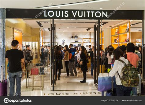 Los Clientes Ingresan Una Boutique Moda Louis Vuitton Hong Kong Foto