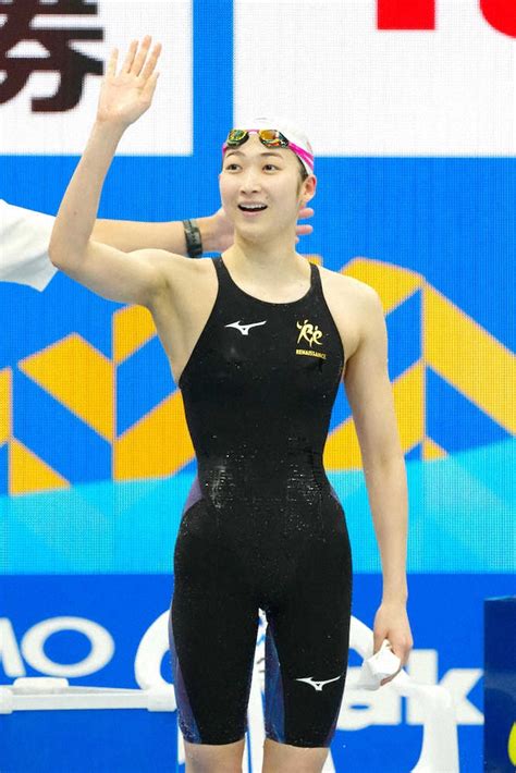 ＜第97回日本選手権水泳競技大会 最終日＞女子50メートル自由形決勝、優勝を果たしスタンドに手を振る池江（撮影・会津 智海） ― スポニチ