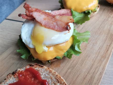 Cocinar En Casa Hamburguesa Con Beicon Tomate De Queso Y Ensalada